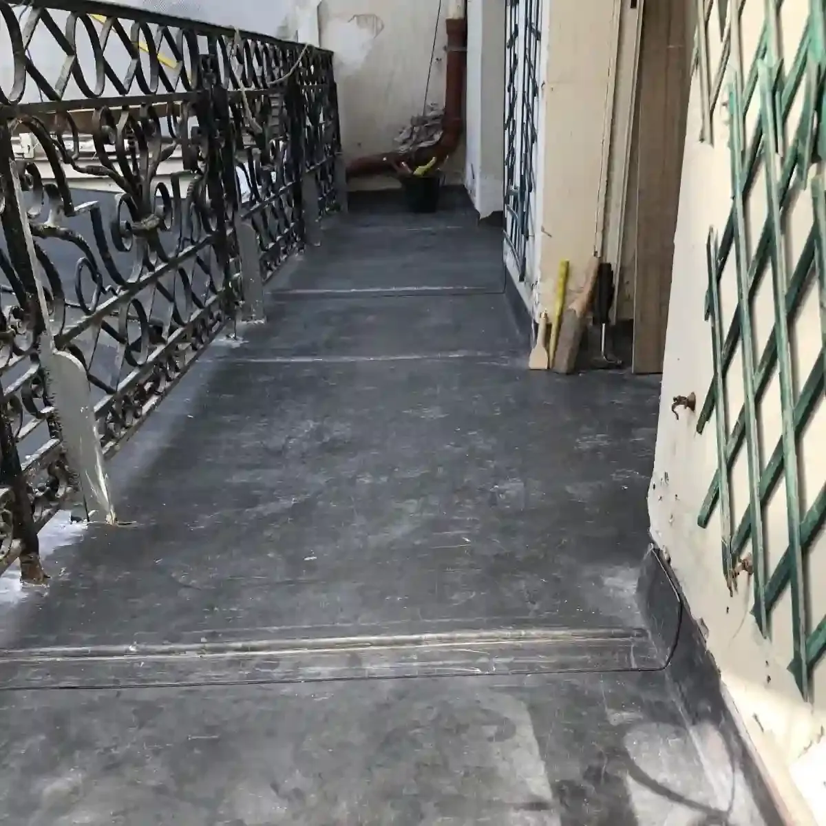 Terrasse avec étanchéité refaite le long d’un garde-corps en fer forgé