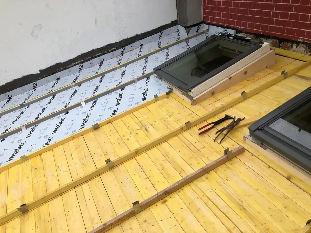 Isolation sous toiture et voligeage bois autour d’une fenêtre de toit