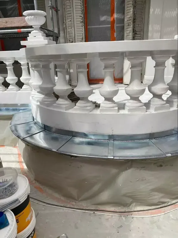 Habillage en zinc à la base d’une balustrade en pierre