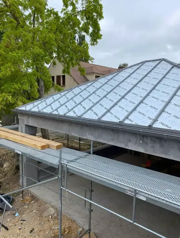 Toiture quatre pans en zinc, chantier en cours sous échafaudage